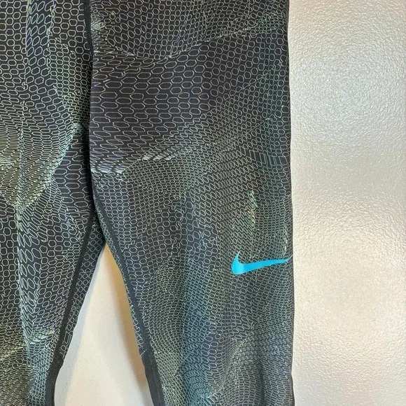 Nike Dri-Fit Medium Victory Base Layer Tight Fit Crop Legging - Picture 3 of 6